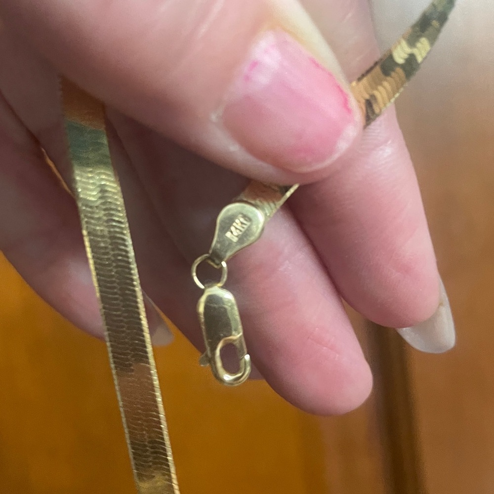 Elegant 14 karat herringbone Gold Necklace - Picture 9 of 11